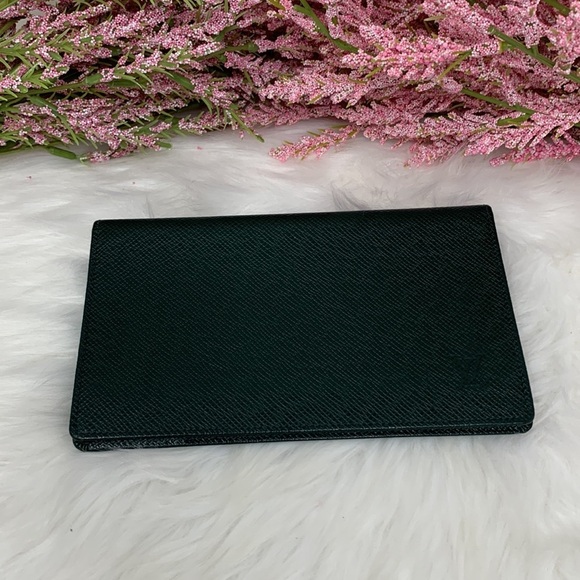 Louis Vuitton Green Taiga Leather Checkbook Wallet Datecode:V10967 - Picture 3 of 13